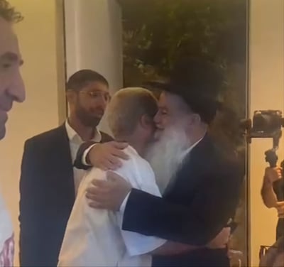 עומר אדם כותב אות ב'ספר התורה של עם ישראל'
