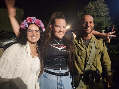 צפו: האמנים התגייסו למסיבת חתונה בשטח
