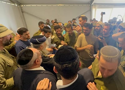 צפו: הרב יצחק יוסף בקבלת עול מלכות שמיים עם חיילים