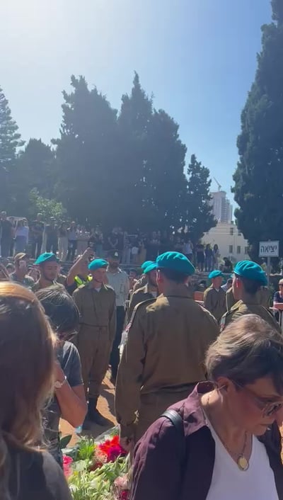 עדן חסון שר את שקיעות אדומות בהלוויית חיילת