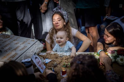 תמונת היום: בנו הפעוט של דוד מאיר עלה לקברו