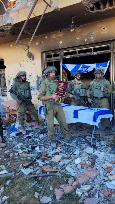 צפו: ספר התורה הוכנס מחדש לבית הכנסת בנצרים