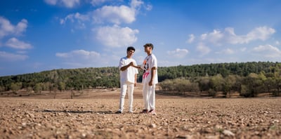 "לא כל כך פשוט להיות כאן ילד": קאבר מיוחד ברוח התקופה
