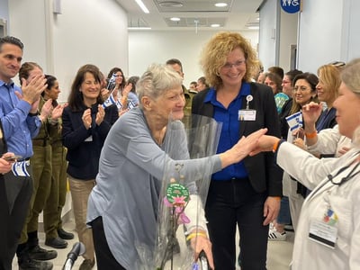עשרות הריעו לה: יפה אדר בת ה-85 השתחררה לביתה