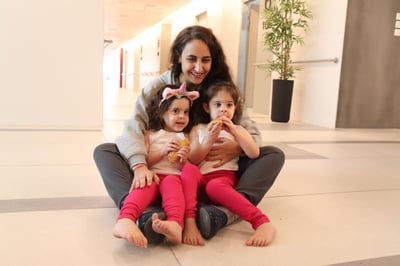 מרגש: התאומות ששוחררו מהשבי נפגשו עם אמן