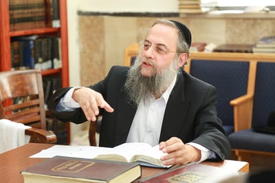 הרב החרדי מעורר סערה: התורה מגנא ומצלא? אז קחו אחריות