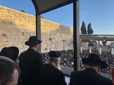 צפו: תפילת המונים בכותל לשחרור החטופים