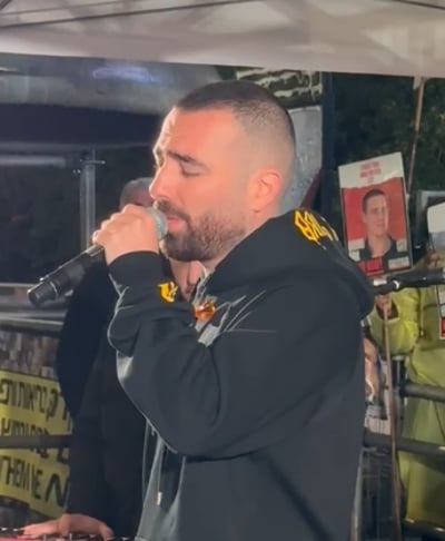 צפו: עומר אדם במחווה לחברו עידן עמדי בעצרת החטופים