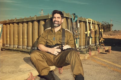 "מי ששונא אותך ימות": רותם כהן בשיר אהבה למדינה
