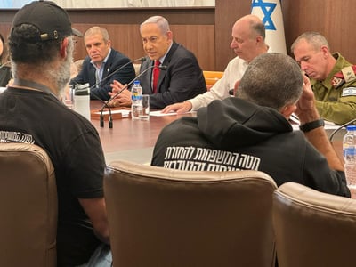 נתניהו עם נציגי משפחות החטופים, ארכיון
