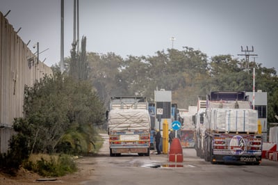 משאיות סיוע נכנסות לעזה