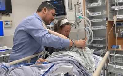 צפו: המפגש המרגש בין ההורים לבן שחיסל את המחבל