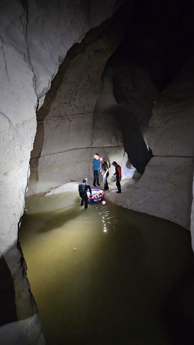 זוג מטיילים רטובים נתקע בנחל דרגה, וחולץ בשלום