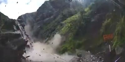 תיעוד נדיר מפרו: מפולת סלעים מחצה משאיות