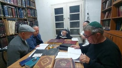 המנהיג החרדי התפלל עם הורי התצפיתניות החטופות