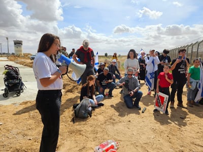 המצור נמשך: אם שכולה חסמה בגופה את כרם שלום