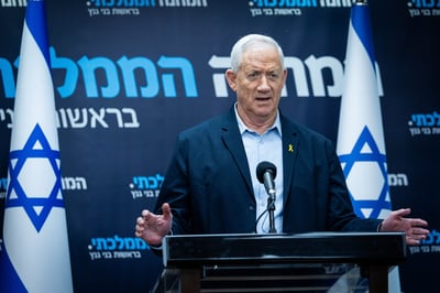 גנץ: איראן חיה פצועה ותנסה לפרוץ לגרעין