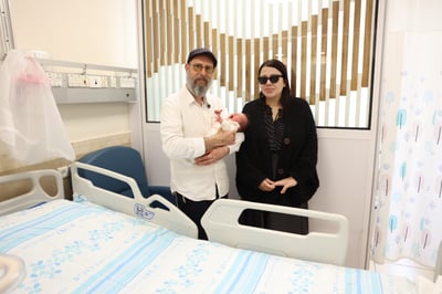 חוזר למקורות: נכדה נולדה לאריק סיני ברמב"ם