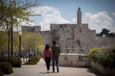 "זאת הפעם": מה קורה כשחילוני ודתייה נפגשים?