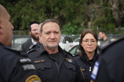 "המשטרה חייבת להיות נקייה מכל סממן פוליטי"