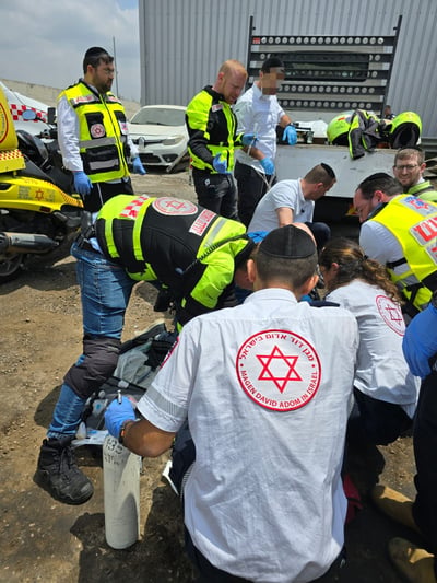 תאונת עבודה נוספת: פועל נכווה בתל אביב, מצבו קשה