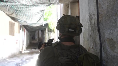 תיעוד מטולכרם: המסתערבים עצרו באור יום את המחבל בביתו