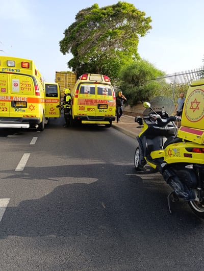 חולון: נער נפצע קשה לאחר שנפגע מרכב במהלך רכיבה על קורקינט