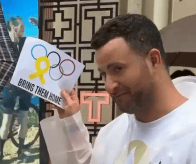 ברחובות פריז: גיא הוכמן מעלה את המודעות לחטופים