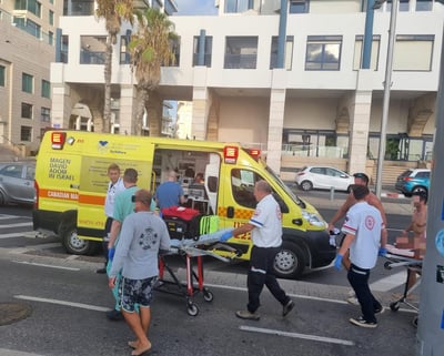 גבר בן 60 טבע בחוף בתל אביב, ופונה לאחר פעולות החייאה