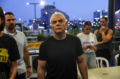לפיד: לא נצליח לשחרר את כולם במבצעים, עסקה עכשיו