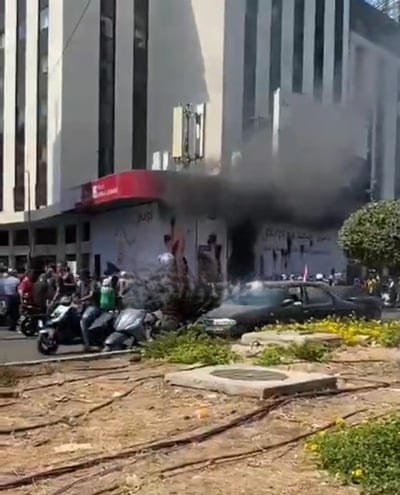 לבנון בהתפרקות: אזרחים שורפים בנקים ונמלטים מהמדינה