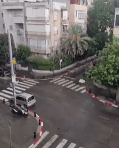 מזג האוויר השתגע: גשם שוטף החל לרדת בתל אביב. צפו