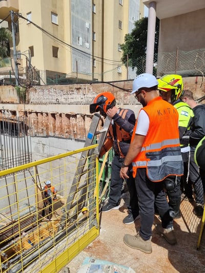 שוב תאונת עבודה: פועל נפגע מחפץ כבד בפתח תקווה, מצבו בינוני