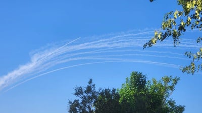 בתוך שעה: למעלה מ-100 רקטות נורו אל עבר ישראל