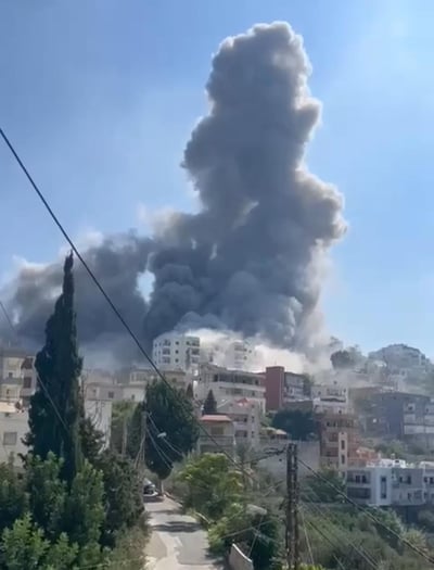 פטריית עשן ענקית ועשרות פיצוצים בדרום לבנון. צפו