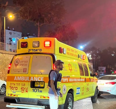 במהלך הלילה: בן 22 נפצע קשה מרסיסי רקטה בטבריה