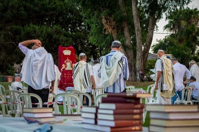 החילונים חרדים: גם רמת השרון לא תאפשר תפילה בהפרדה
