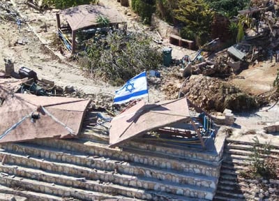 תמונת הניצחון: דגל ישראל הונף מעל הכפר העוין בלבנון