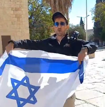 צפו: הניף דגל ישראל בהר הבית לציון ה-7.10 – והורחק