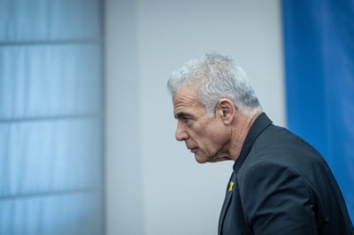 לפיד: נפעל בכל דרך למנוע את פיטורי היועמ"שית