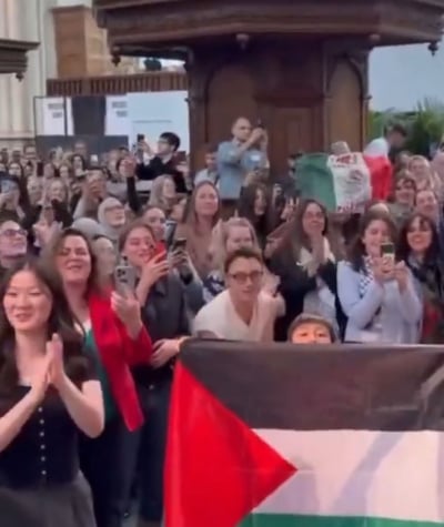 מחליא: מאות הולנדים מחייכים וחוגגים את הלינץ'