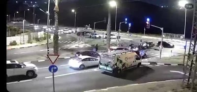 צפו: ראש המועצה חילץ פלסטיני מרכב בוער