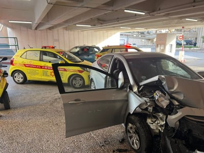 רכב התנגש בקיר בירושלים: הנהגת בת 70 נפצעה באורח קשה