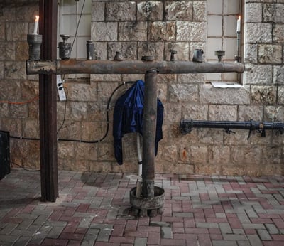 חג בצל המלחמה: בקרית שמונה הדליקו חנוכיה מחלקי רקטות