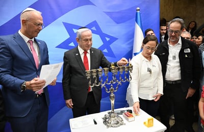נתניהו הדליק נר חנוכה: "גם החות'ים ילמדו את מה שלמדו החמאס"