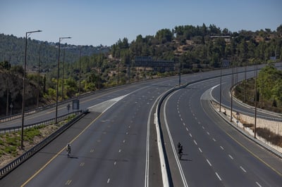 בעקבות האזעקות: אישה נפלה לבור בכביש 1, מצבה בינוני