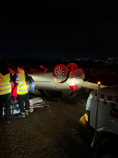 הרכב התהפך על הכביש: פצועים אנוש וקשה בתאונה סמוך לכפר ורדים