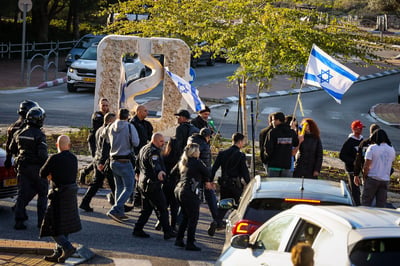 שני פעילי שמאל נעצרו לאחר שהתפרעו ליד ביתו של השר לוין