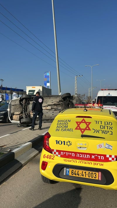 הרכב התהפך לצד השני: בן 21 נפצע באורח קשה בתאונה בצומת מכר