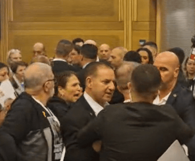 עצוב: משפחות שכולות ומשפחות חטופים התעמתו בכנסת
